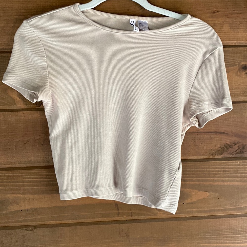 Im selling a tight cropped r-shirt size Medium from H&M one of my fav shops!!